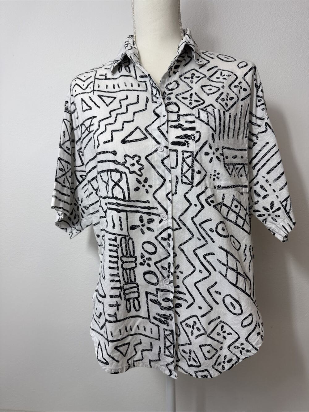 Vintage 80s Details Abstract Geometric Memphis Split Back Button Tail Shirt S